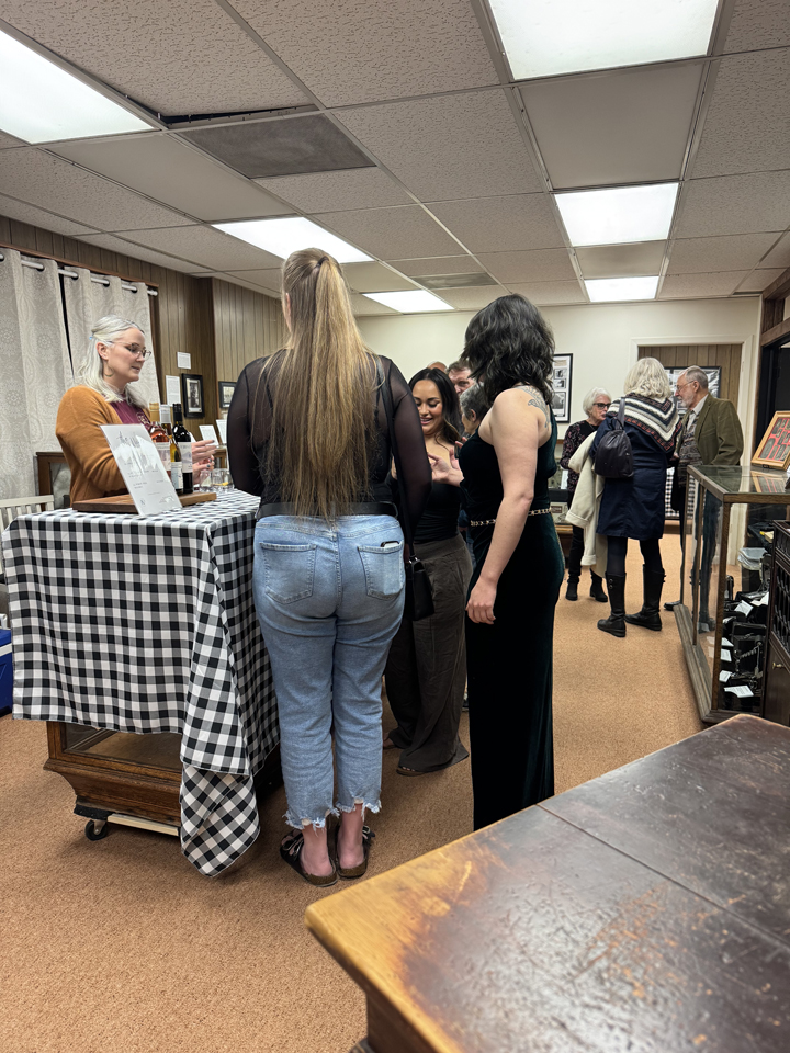 ServingWine(Resized)